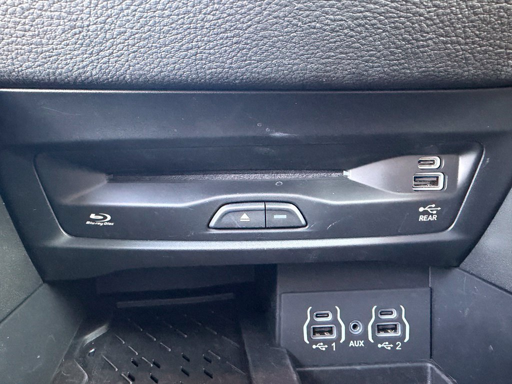 Used 2025 Chrysler Pacifica Pinnacle FWD image 11