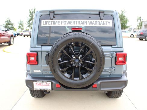 Used 2025 Jeep Wrangler Unlimited Sahara AWD/4WD image 5
