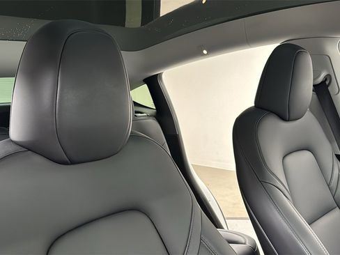 Used 2025 Tesla Model Y Performance image 19