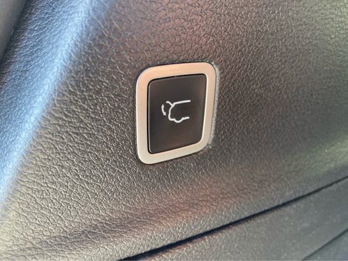 Used 2025 Chrysler Pacifica Limited FWD image 13