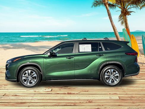 Used 2023 Toyota Highlander XLE image 2