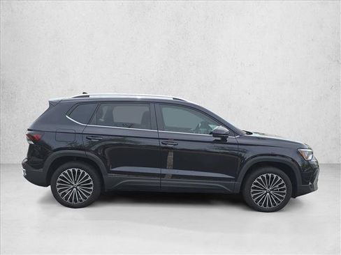 Used 2025 Volkswagen Taos SE FWD image 3