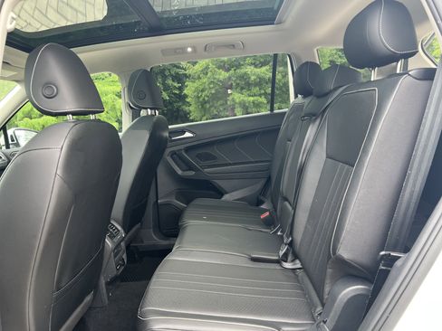 Used 2023 Volkswagen Tiguan SE w/ Panoramic Sunroof Package FWD image 29