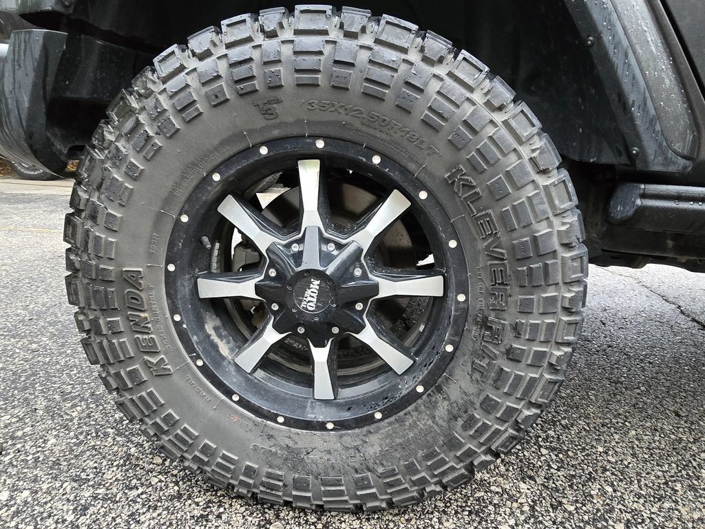 Used 2018 Jeep Wrangler Unlimited Sahara w/ Cold Weather Group AWD/4WD image 18