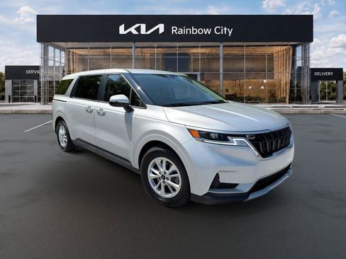 Used 2023 Kia Carnival LX FWD image 3
