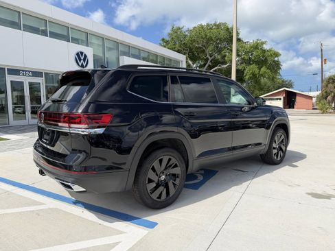 New 2026 Volkswagen Atlas SE FWD image 3
