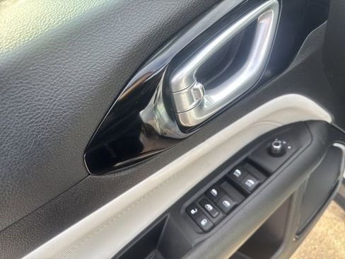 Used 2025 Jeep Compass Limited image 10