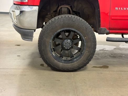 Used 2017 Chevrolet Silverado 1500 LT AWD/4WD image 9