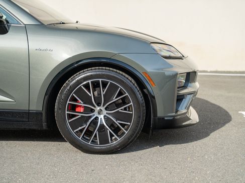 Certified 2025 Porsche Macan Turbo Electric AWD/4WD image 9