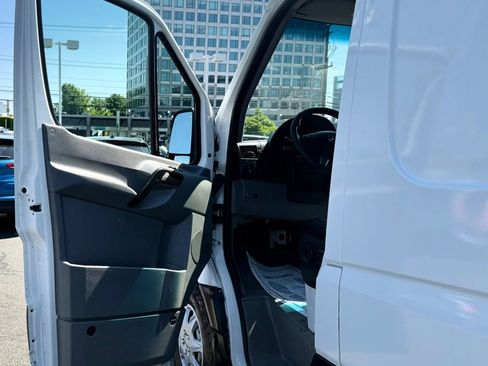 Used 2015 Mercedes-Benz Sprinter 2500 image 9