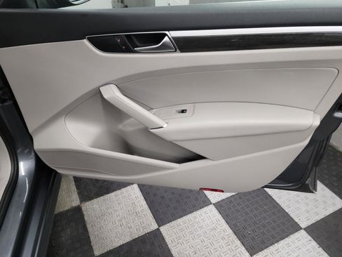 Used 2017 Volkswagen Passat 1.8T SE image 29