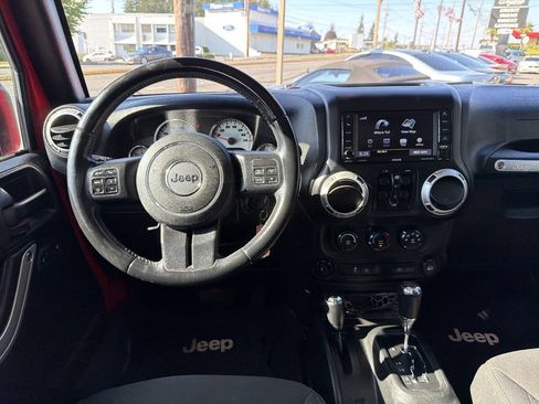 Used 2017 Jeep Wrangler Unlimited Sahara w/ Connectivity Group AWD/4WD image 27