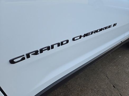 New 2026 Jeep Grand Cherokee Altitude image 18