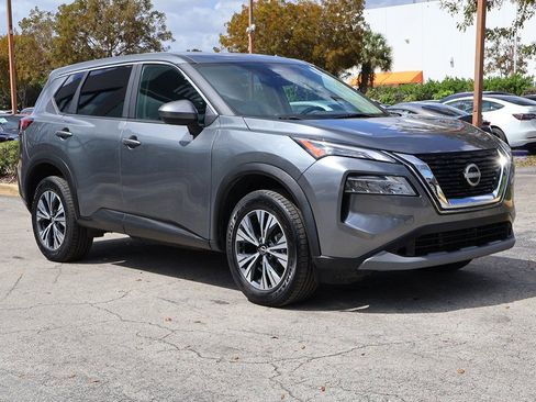 Used 2023 Nissan Rogue SV image 2