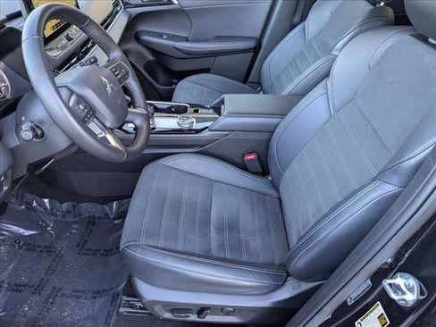 Used 2025 Mitsubishi Outlander SE image 16