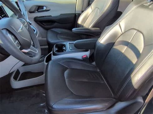 Used 2022 Chrysler Pacifica Touring-L image 16