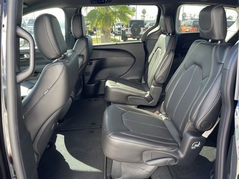 New 2026 Chrysler Pacifica Select w/ S Appearance Package image 18