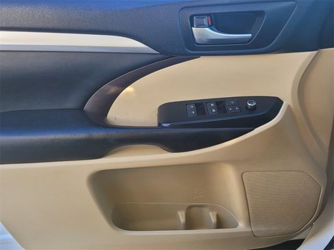 Used 2017 Toyota Highlander XLE image 29