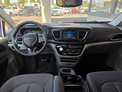 Used 2020 Chrysler Pacifica Touring FWD image 5