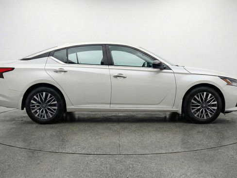 Used 2025 Nissan Altima 2.5 SV FWD image 11