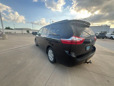 Used 2017 Toyota Sienna XLE FWD image 3