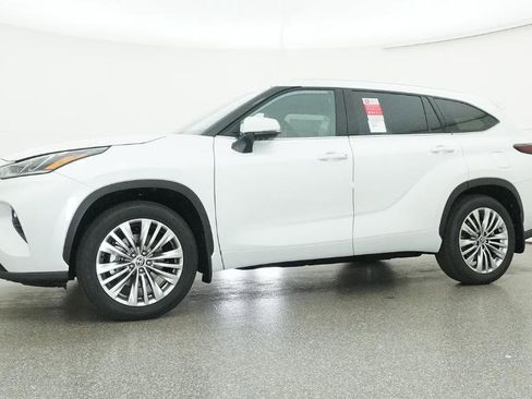 New 2026 Toyota Highlander Platinum AWD/4WD image 3