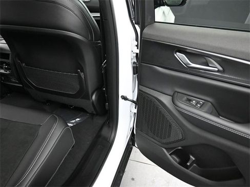 New 2025 Jeep Grand Cherokee Altitude image 18