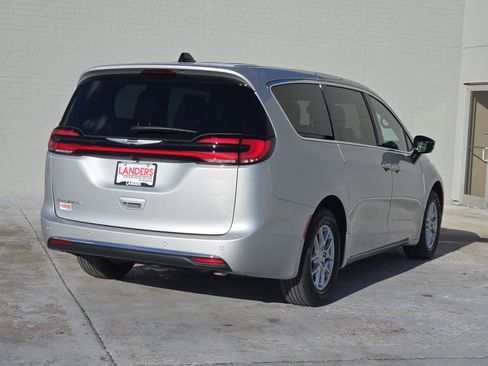 New 2026 Chrysler Pacifica Select image 4