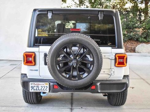 Used 2023 Jeep Wrangler Unlimited Sahara AWD/4WD image 5