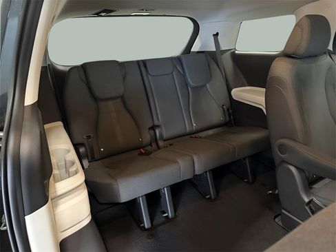 Used 2022 Kia Carnival LX image 11