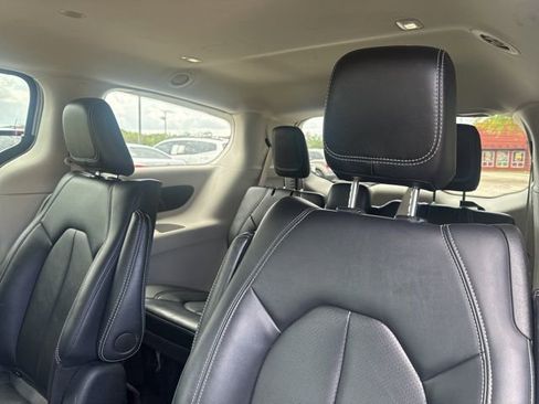 Used 2024 Chrysler Pacifica Limited FWD image 19
