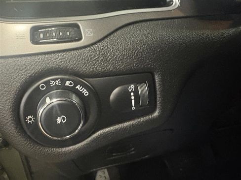 Used 2019 Jeep Cherokee Latitude w/ Cold Weather Group image 17