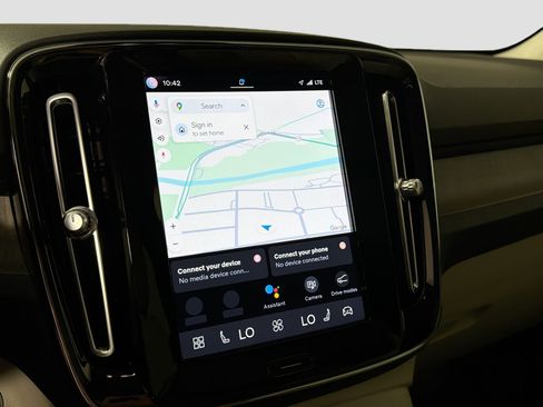 Certified 2023 Volvo XC40 B5 Plus AWD/4WD image 13