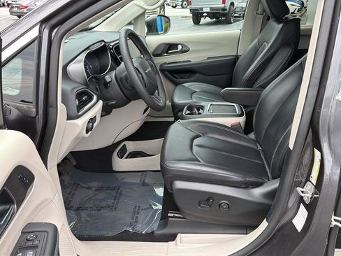Used 2023 Chrysler Pacifica Touring-L FWD image 10