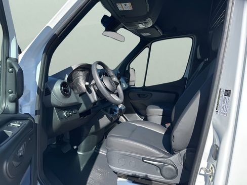 Used 2025 Mercedes-Benz Sprinter 2500 image 9