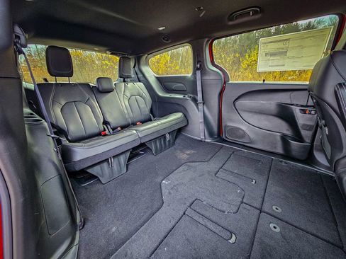 New 2026 Chrysler Pacifica Select image 36