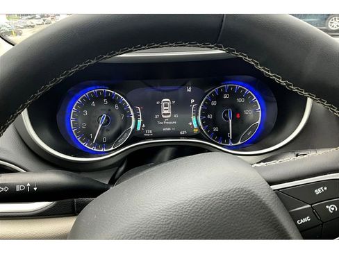 Certified 2024 Chrysler Pacifica Touring-L FWD image 28