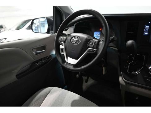 Used 2015 Toyota Sienna LE image 27