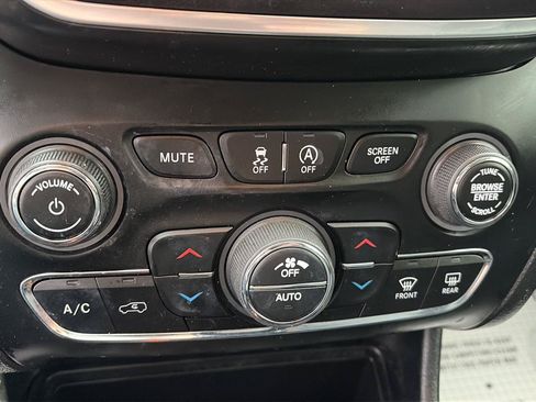 Used 2022 Jeep Cherokee Trailhawk w/ Sun, Sound & Nav Group AWD/4WD image 19