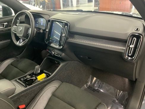 Used 2020 Volvo XC40 T5 R-Design image 9
