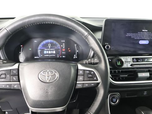 Used 2024 Toyota Grand Highlander AWD image 16