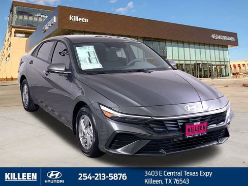 Used 2025 Hyundai Elantra SE image 11