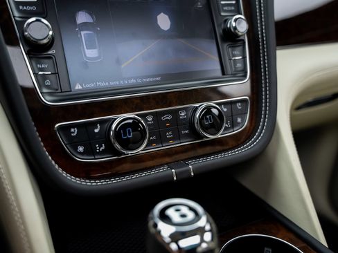 Used 2018 Bentley Bentayga AWD/4WD image 48