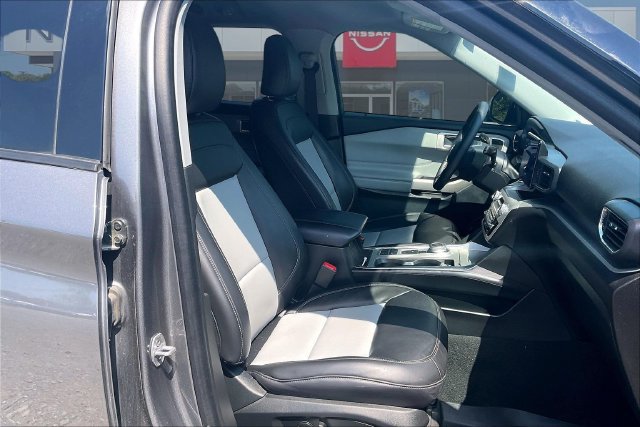 Used 2024 Ford Explorer XLT w/ Equipment Group 202A RWD image 27
