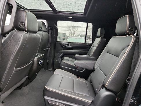 Used 2023 GMC Yukon XL SLT w/ SLT Premium Package image 11