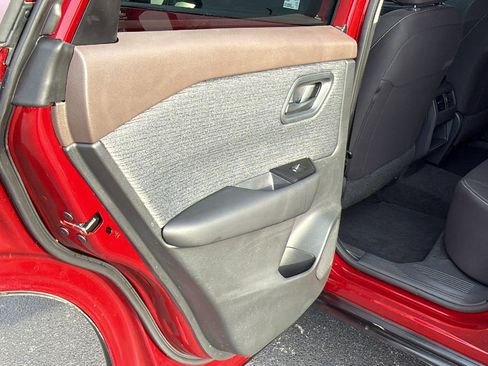 Used 2023 Nissan Rogue S image 16