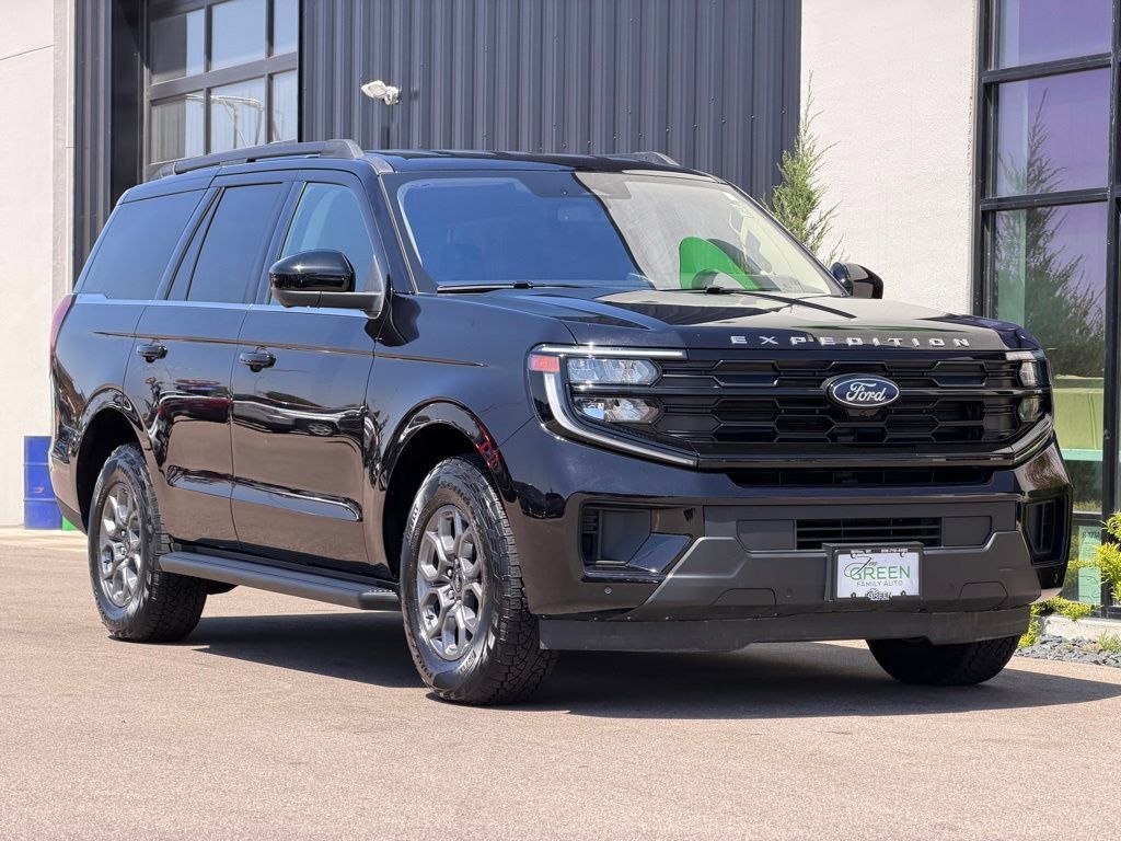 Used 2025 Ford Expedition Active AWD/4WD image 3