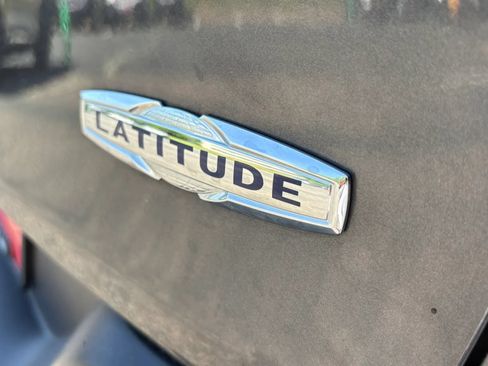 Used 2017 Jeep Cherokee Latitude w/ Cold Weather Group AWD/4WD image 30