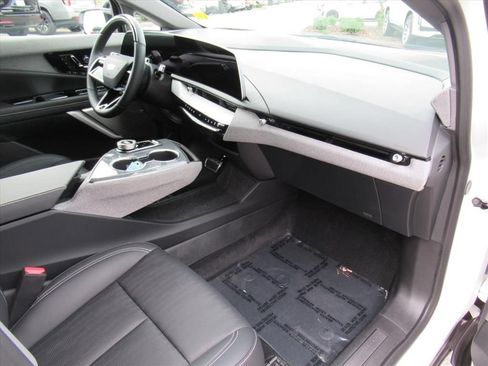 Certified 2025 Cadillac Optiq Luxury 2 w/ LPO, Floor Liner Package AWD/4WD image 12