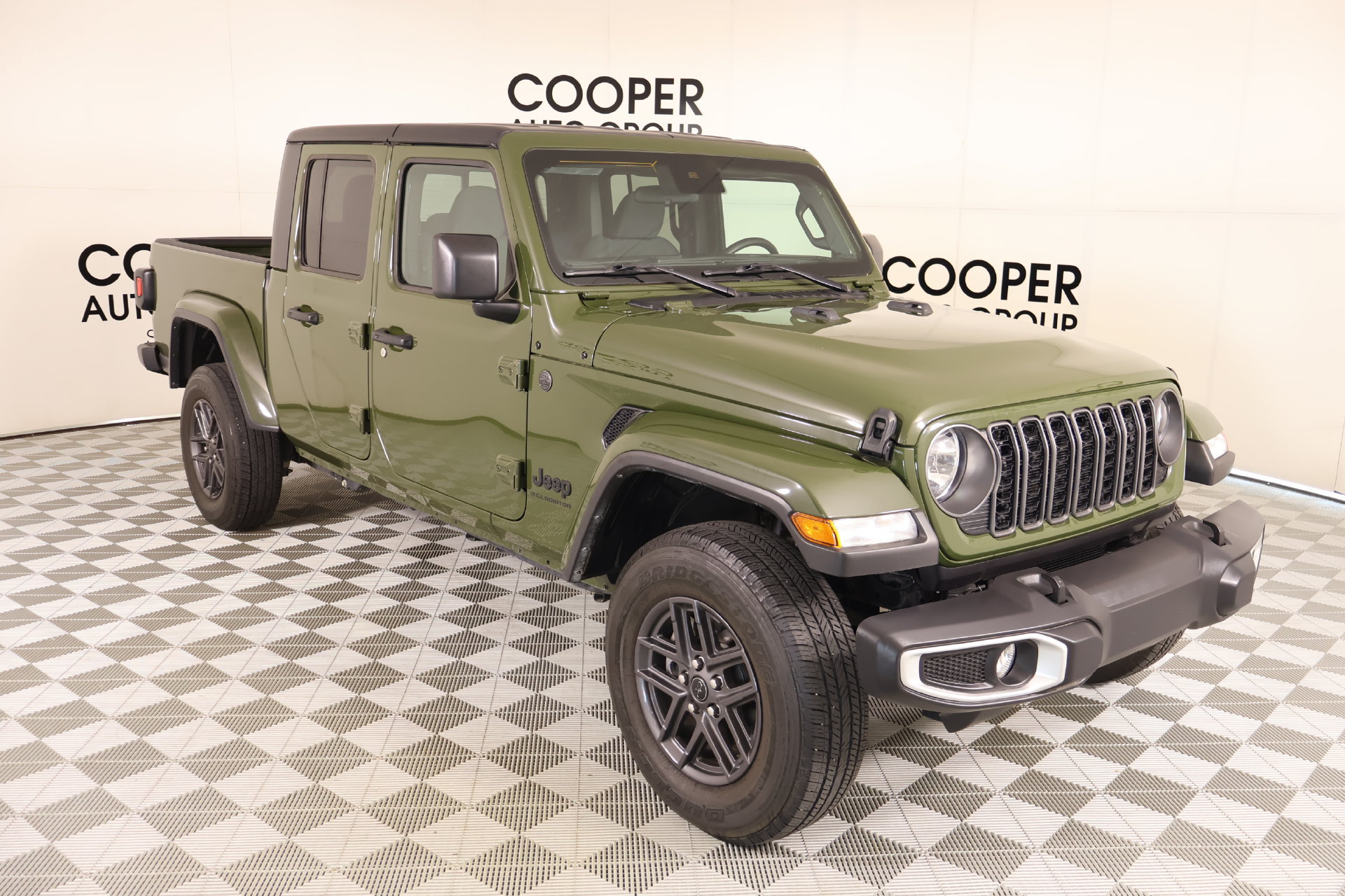 Used 2024 Jeep Gladiator Sport AWD/4WD image 1
